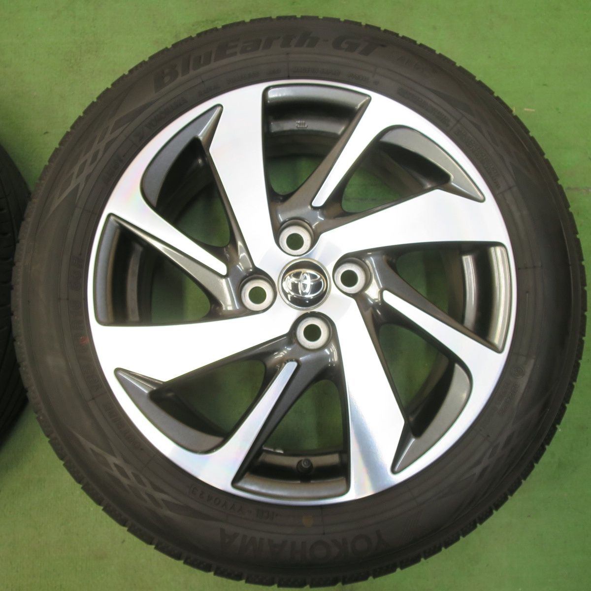 バリ溝！23年！キレイ！8.5分☆トヨタ アクア クロスオーバー 純正 185