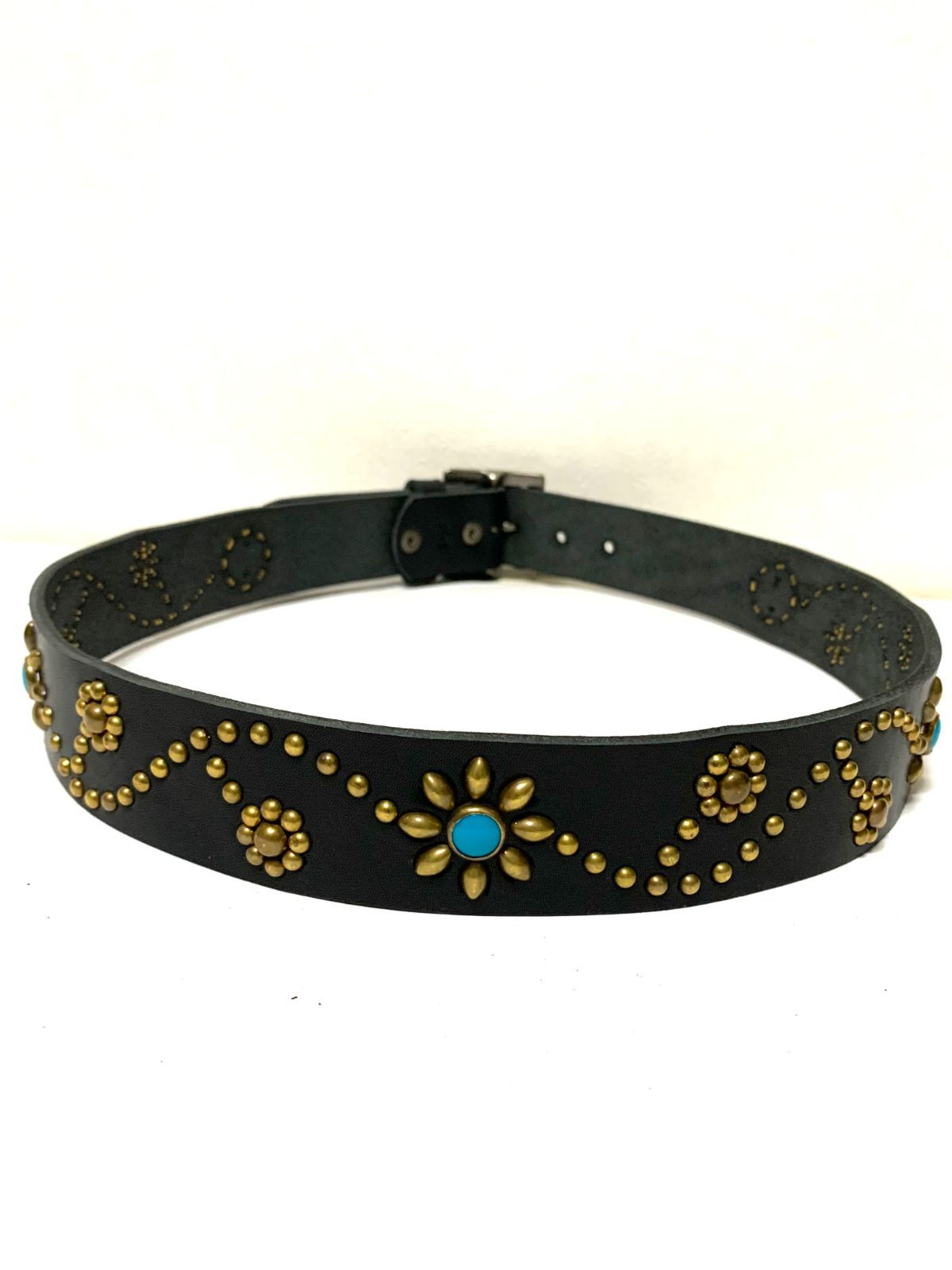 栃木レザー フラワー型スタッズベルト 黒 ターコイズスポッツ