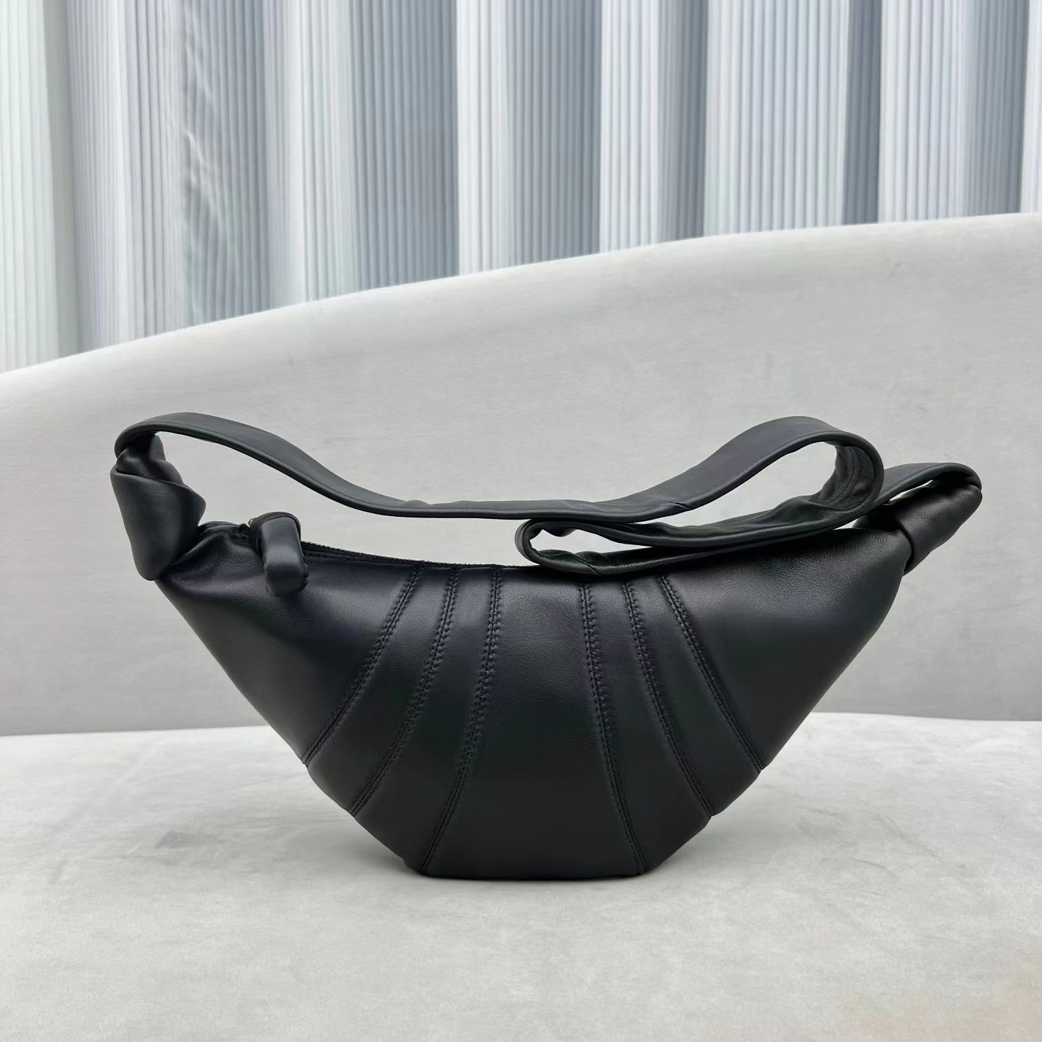 美品 惜しみ LEMAIRE ルメール ショルダーバッグ ブラック