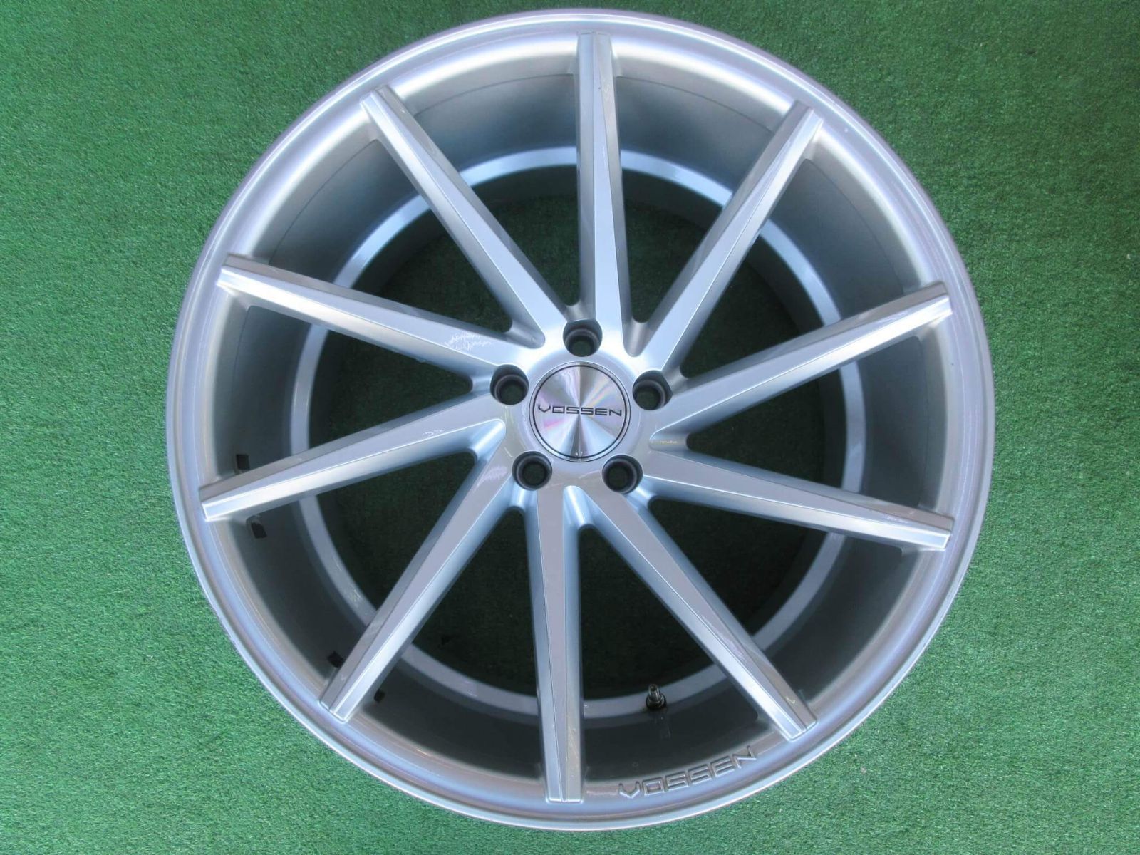 輸入車モデル！VOSSEN CVT 10.5J-20 5H112 +30 2本