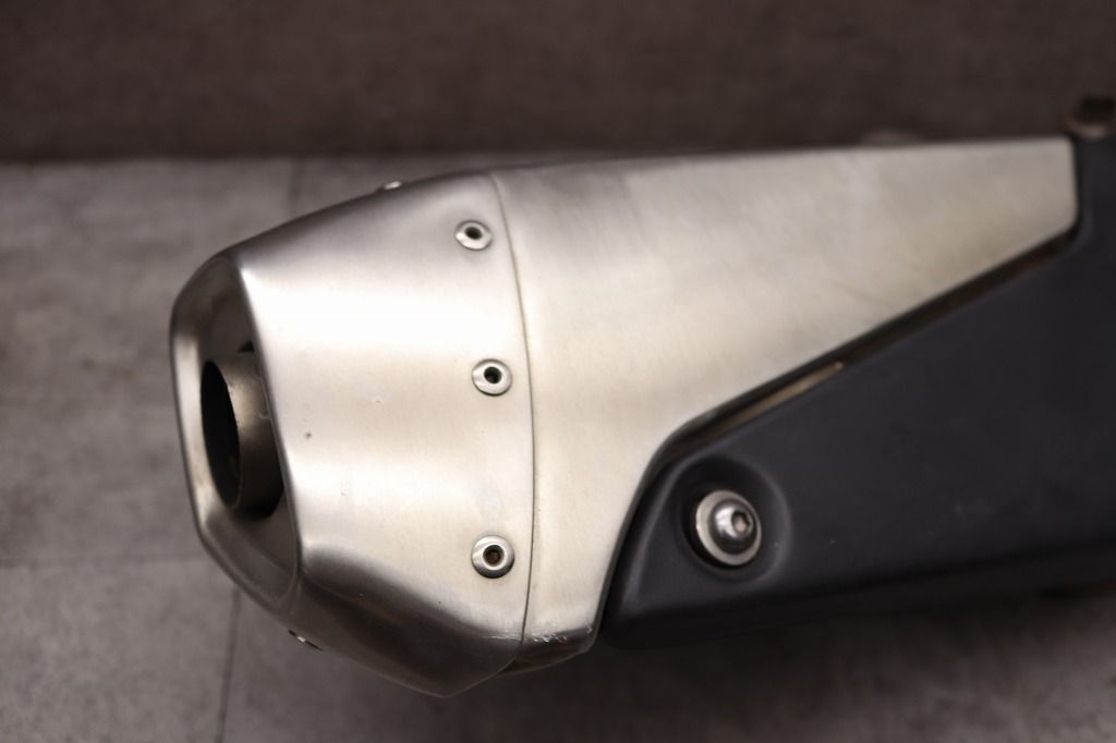 【最安値挑戦中】 トライアンフ 純正 スピードトリプル サイレンサー 2202053 腐食 ガリキズ