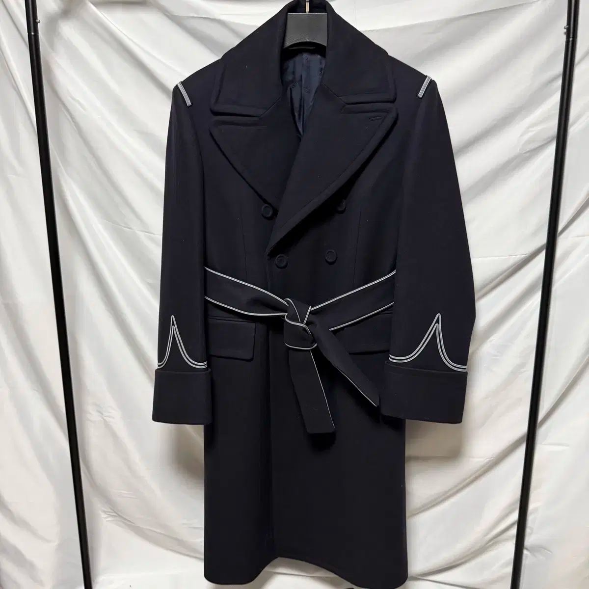 S 級|48 ディオール パイピング ベルト コート ブラック