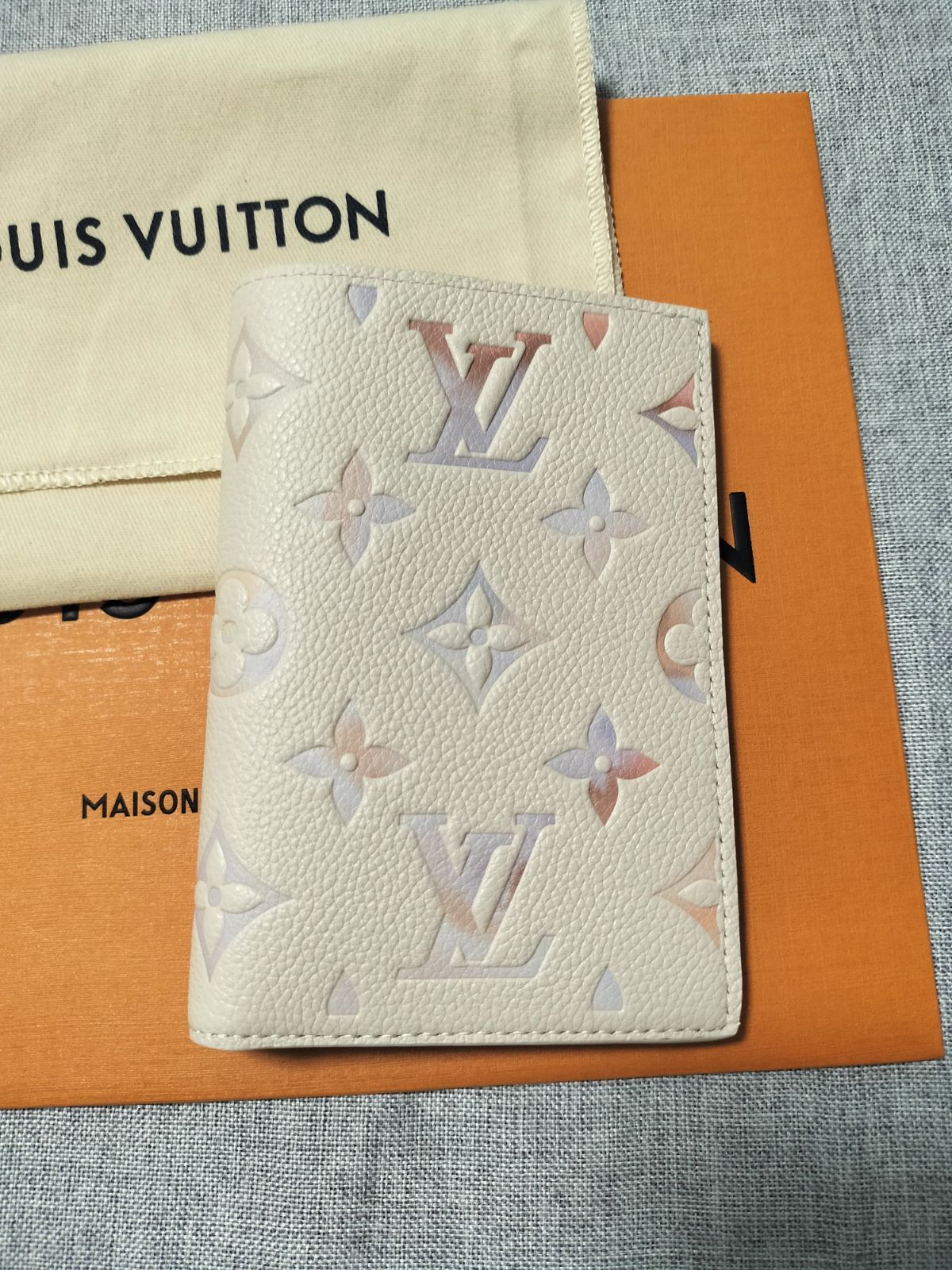 大人気♪ 正規品 Louis Vuitton パスポートケース