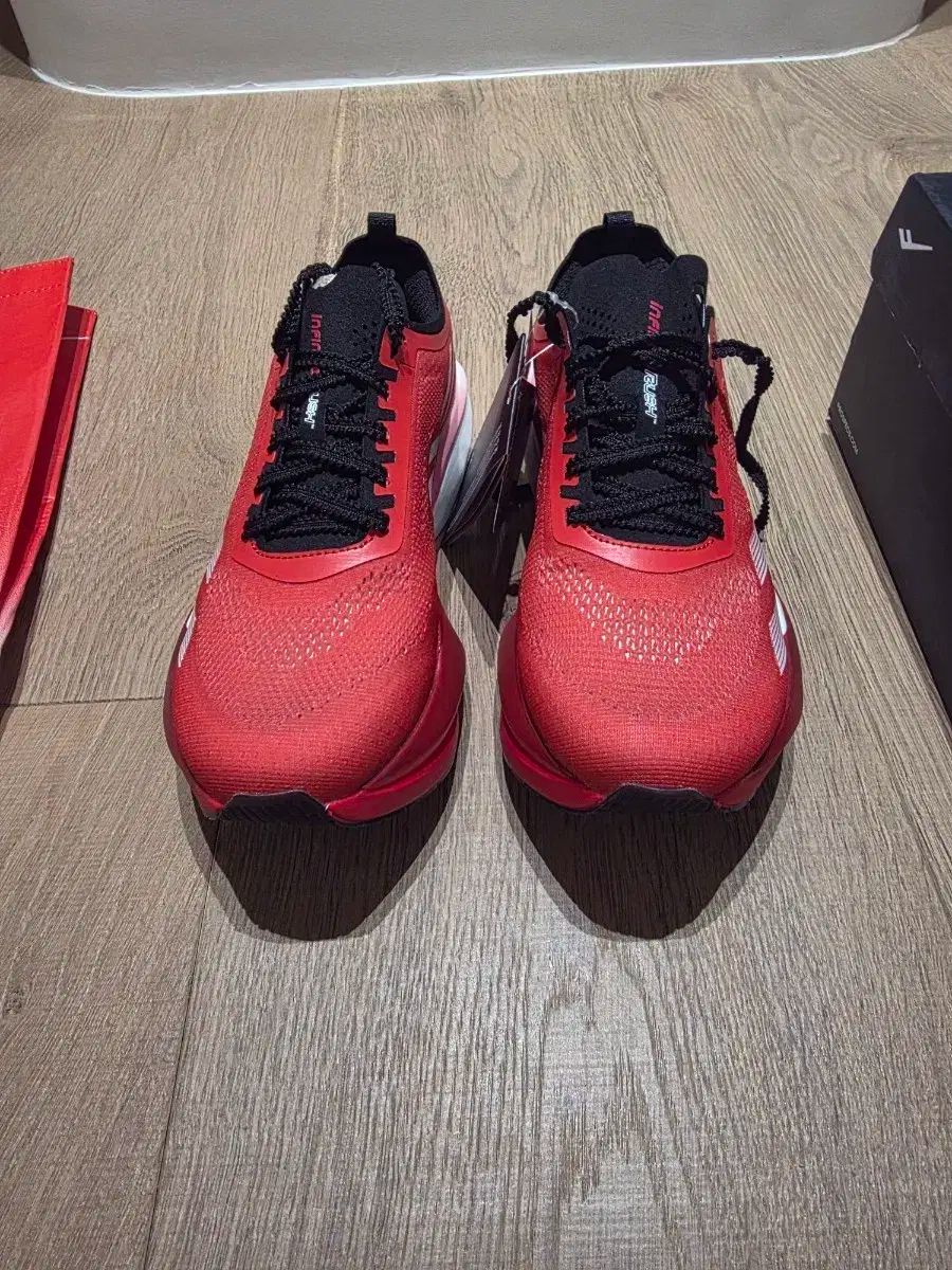 インフィニット ラッシュ PROSPECS ランニングシューズ レッド カラー 240mm