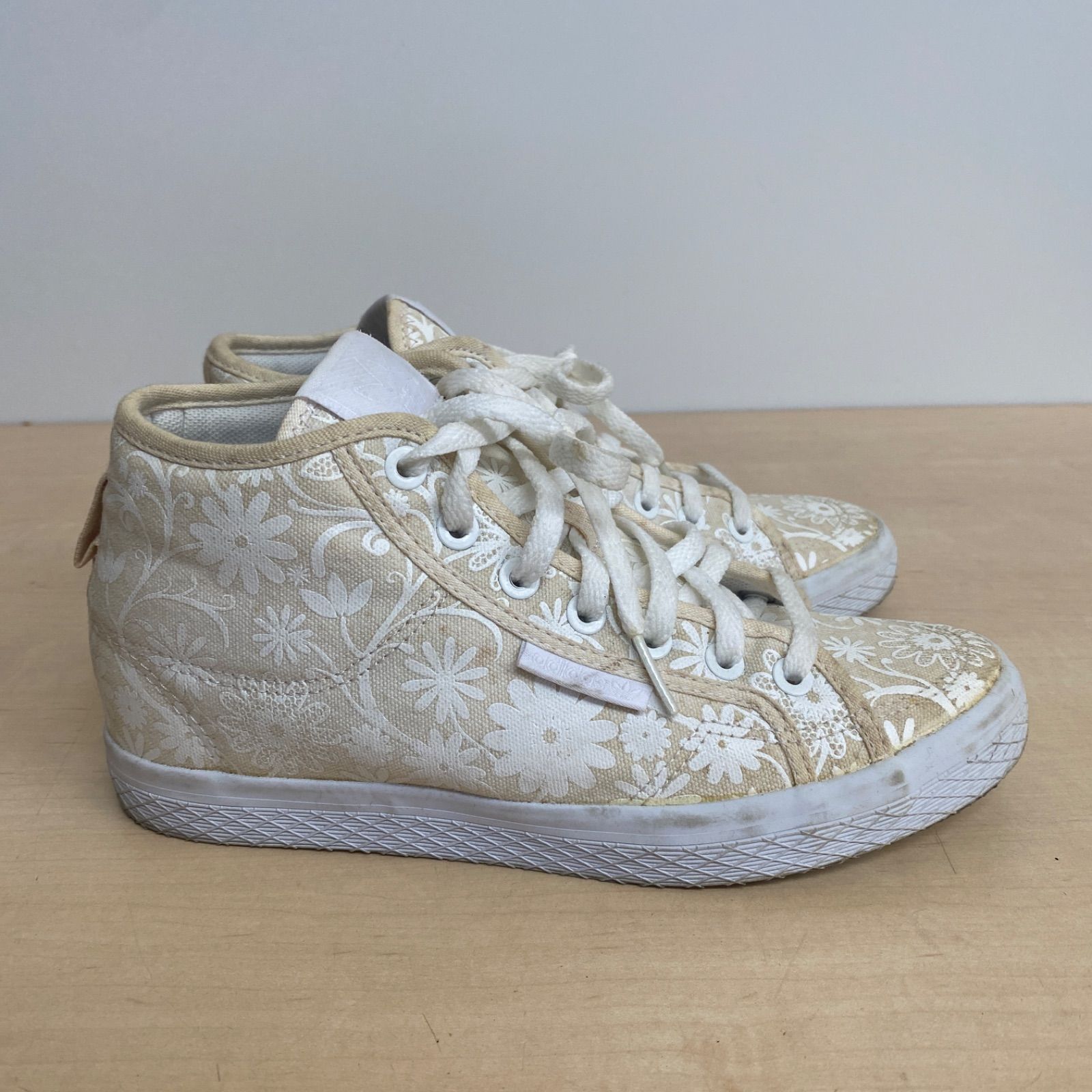 今期デザイン。adidas ホワイト スニーカー 花柄インソール adidas アディダス レディース 花柄 インソール スニーカー K85
