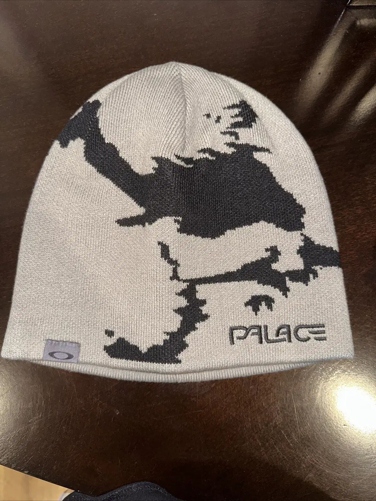 パレス x オークリー ビーニー グレー ブラック