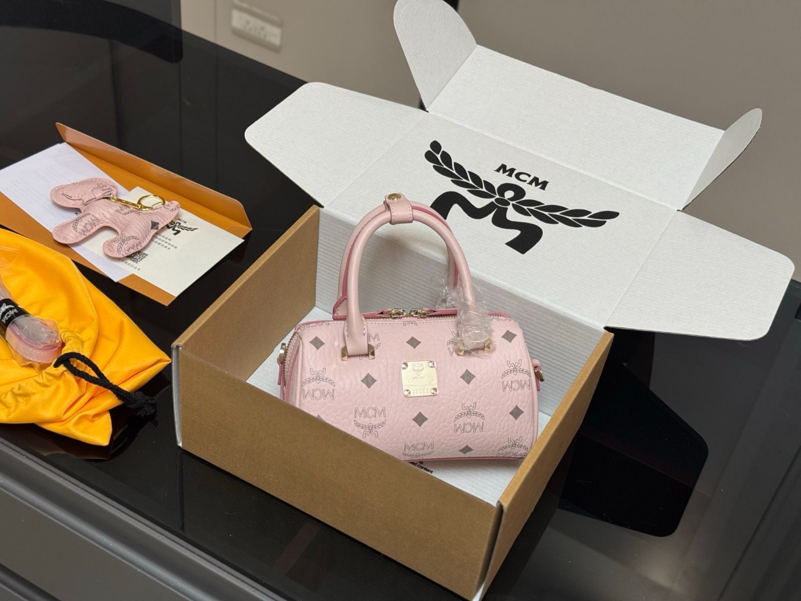 今日 MCM Mini Boston Pillow Bag メシューエム ミニ ボストン ピローバッグ-MM輸入2