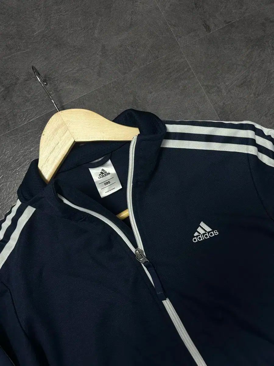 adidas ネイビー ジャージ 3本ライン