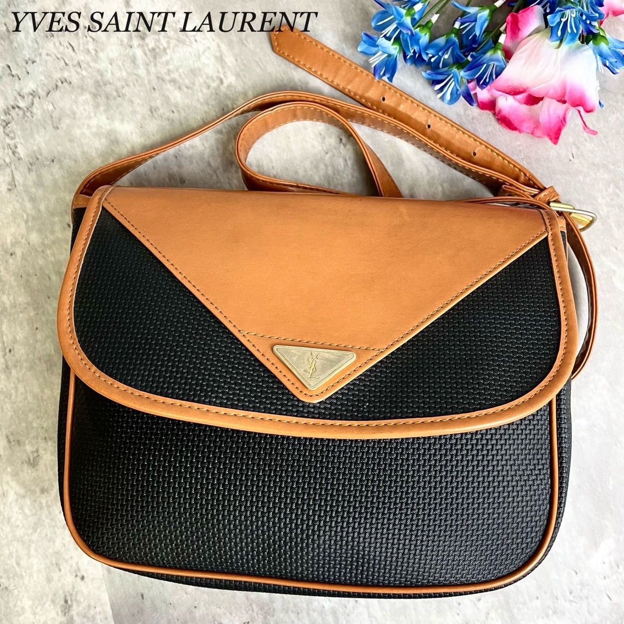 美品✨イヴサンローランカサンドラフラップショルダーバッグロゴ 美品✨イヴサンローランカサンドラフラップショルダーバッグロゴ
