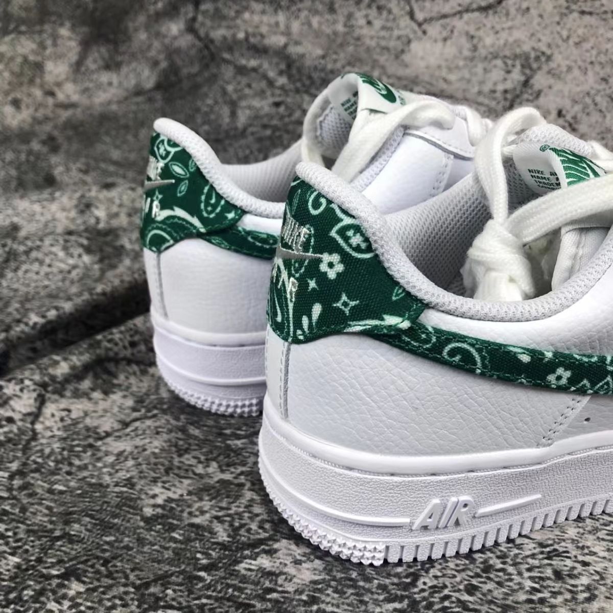 ナイキ エアフォース1 07 エッセンシャル ペイズリー NIKE WMNS AIR FORCE 1 07 ESSENTIALS WHITE GREEN PAISLEY DH4406-102 スニーカー