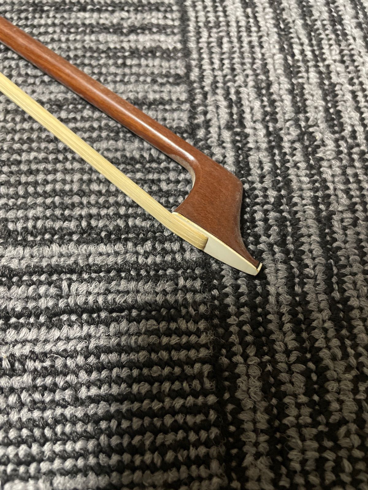 ♥美品♥特価♥新品未使用4/4ハルシュハット♥弓、ケ―ス、音程合わせ用笛、松脂付 CODA BOW マーキスGS カーボンファイバ・バイオリン弓4