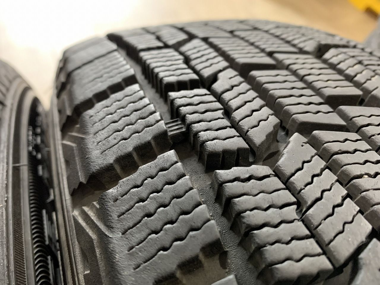 2403072】スタッドレス GOODYEAR ICE NAVI ZEA 175/65R15 2012年 7mm コンパクト アクア ヴィッツ ヤリス  スペイド ポルテ フィット スイフト キューブ カローラ 等 - メルカリ