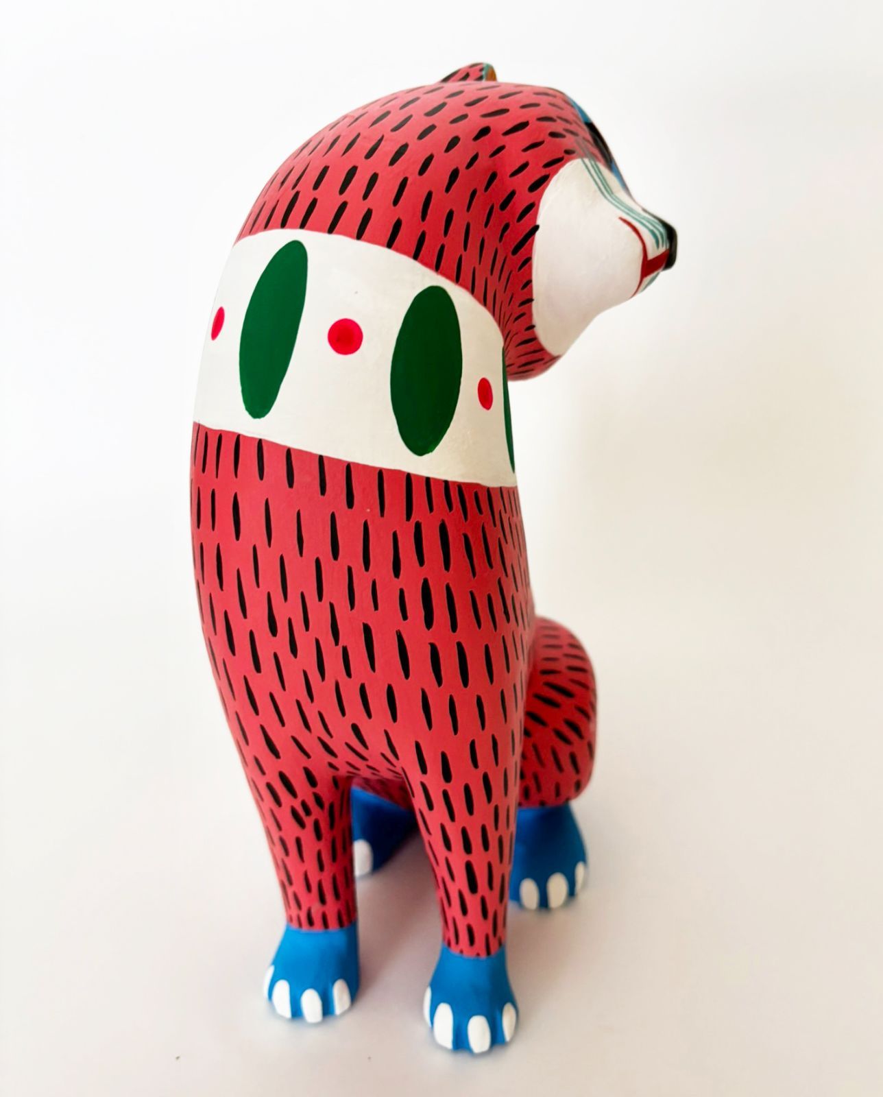 首をかしぐ猫 赤ピンク