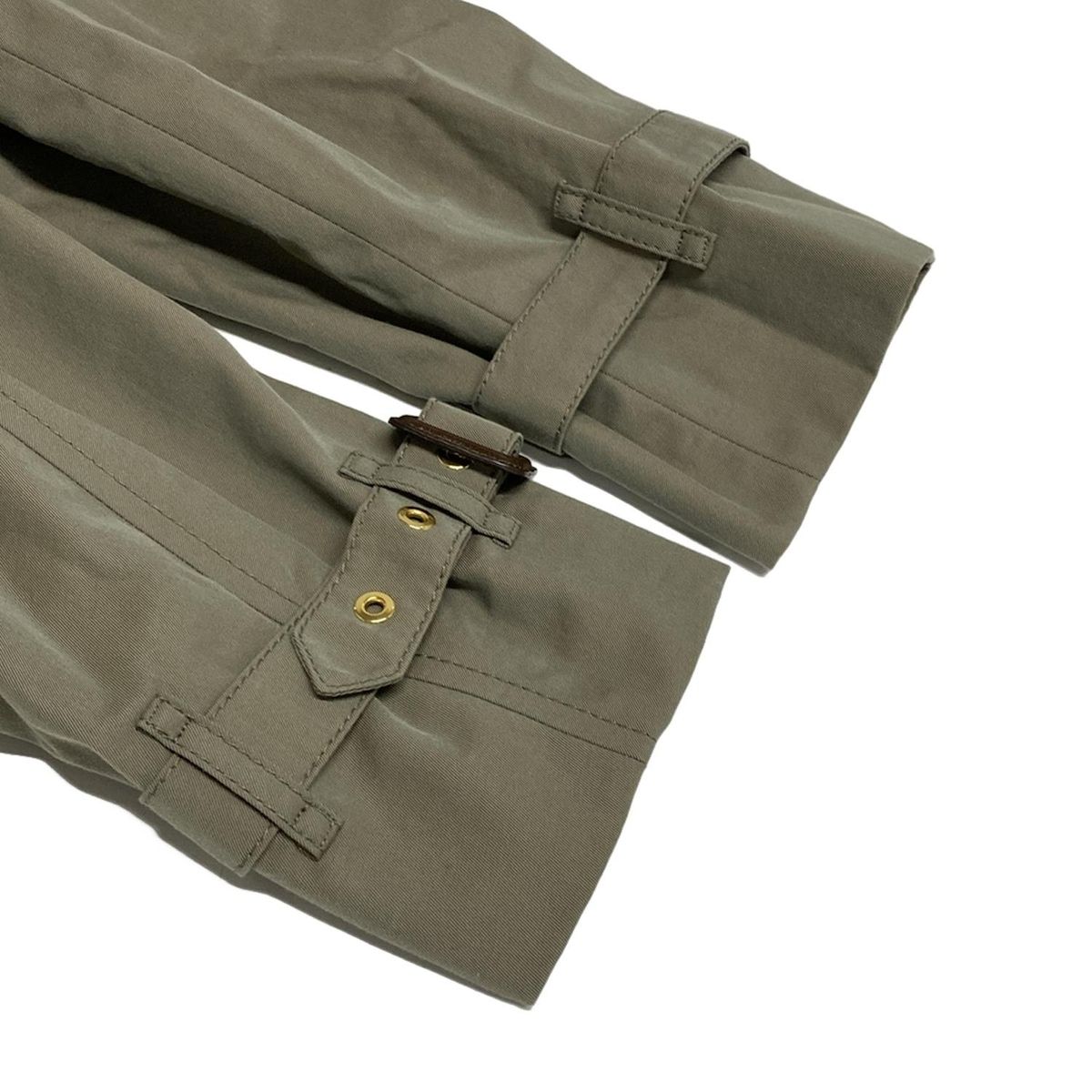 バーバリーの黒のデニムコートと赤のカジュアルコート バーバリーの黒