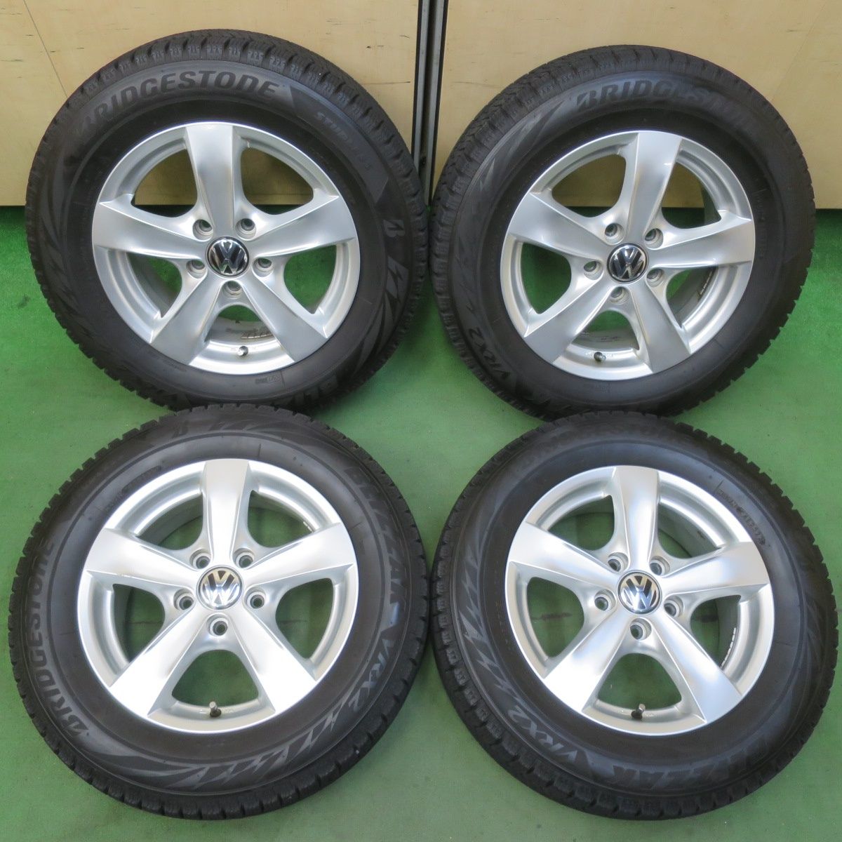 バリ溝 22年 キレイ 8.5分 ワーゲン 等 AGA TARGA 195 65R15 スタッドレス ブリヂストン ブリザック VRX2 15インチ PCD112 5H 5100606イス