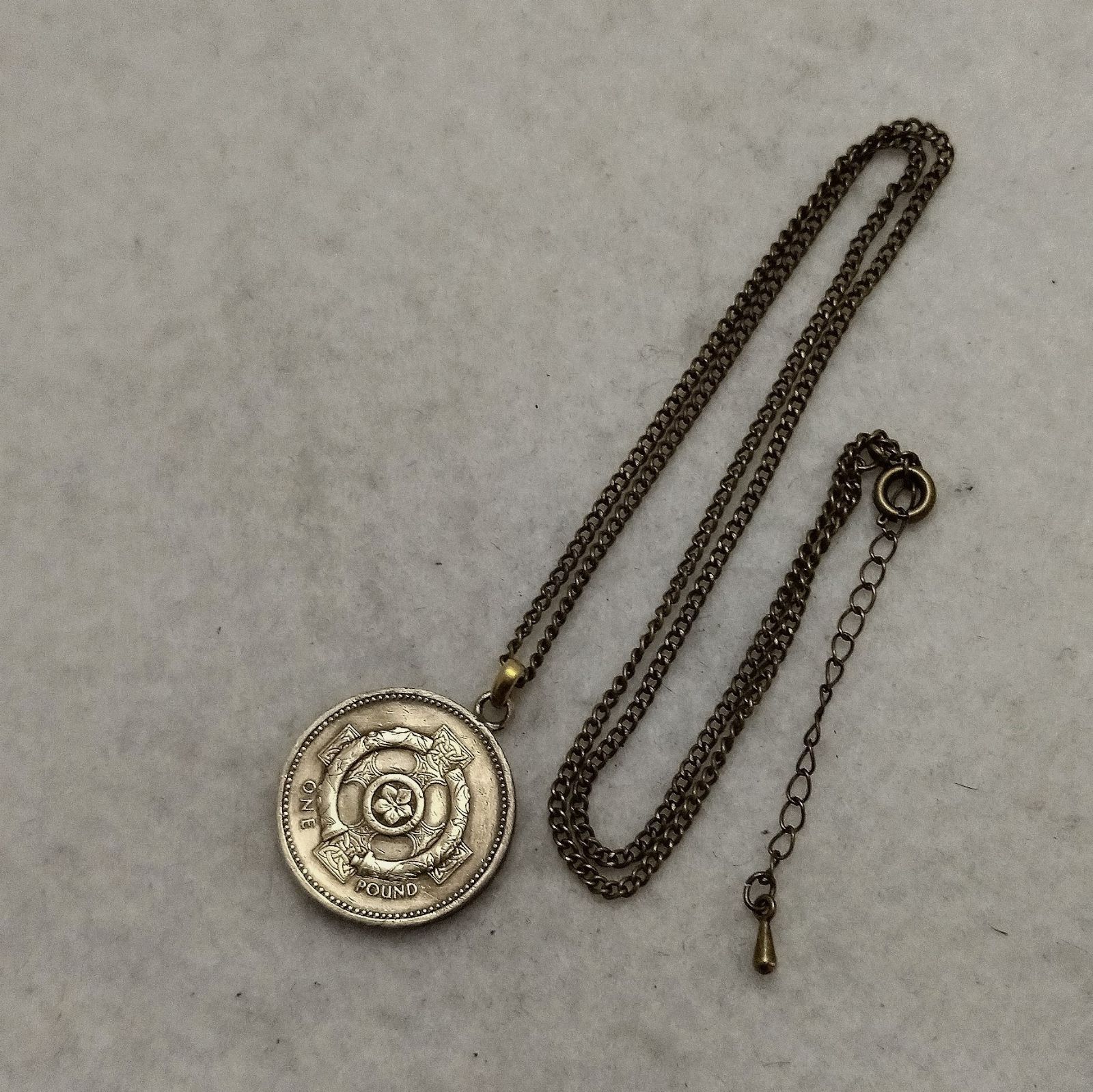 北アイルランドケルト十字 イギリスのコインネックレス - メルカリ