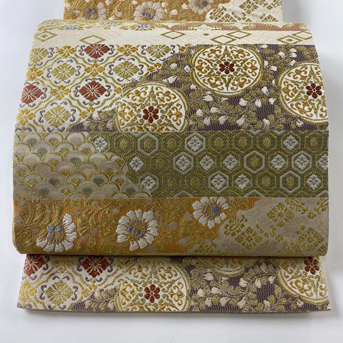 【未使用】上品な正絹袋帯 金糸 花唐草文様　横段 袋帯 秀品 吉祥秀彩文 華文 花唐草 金糸 金色 六通 正絹 【中古