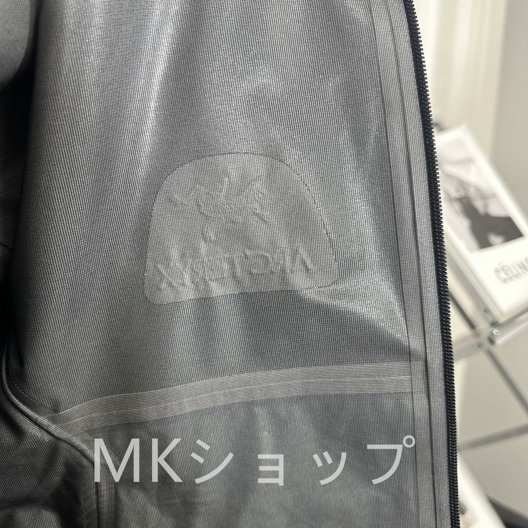 ブラック