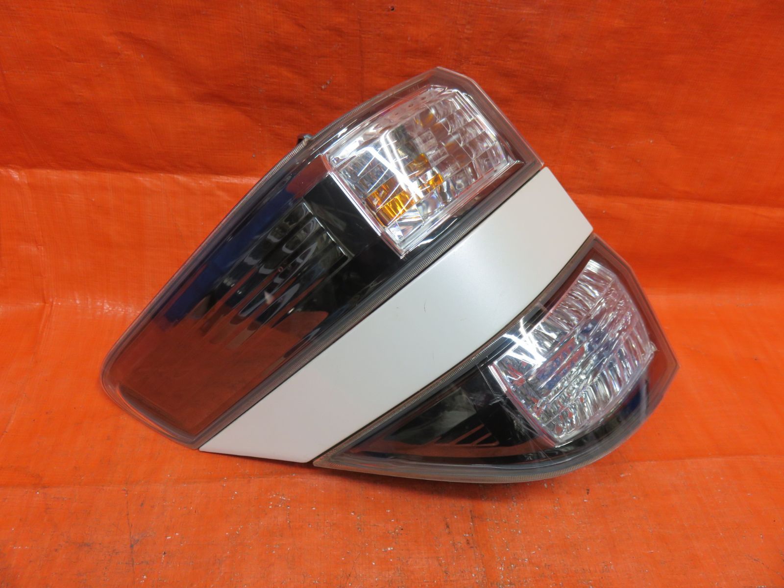 ヴェルファイア ANH20W，GGH20W 左テールランプ 内側 LED KOITO 58-32