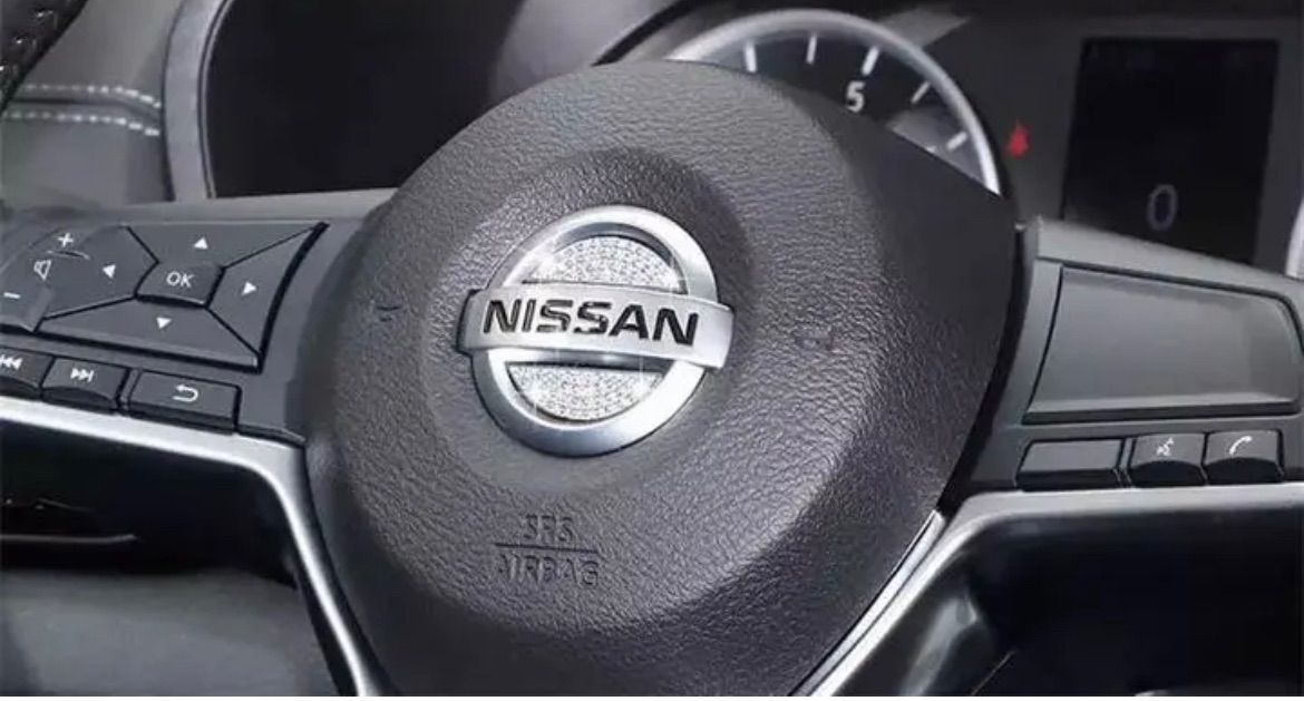 NISSAN車用 ハンドルエンブレムカスタムステッカー 赤 新品 日本セール