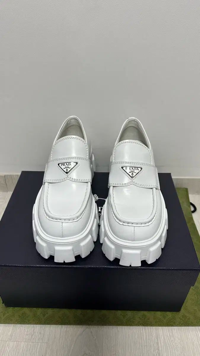 PRADA プラダ 起毛 一枚岩 ローファー メンズ 6 サイズ 韓国 店頭 本物 ホワイト