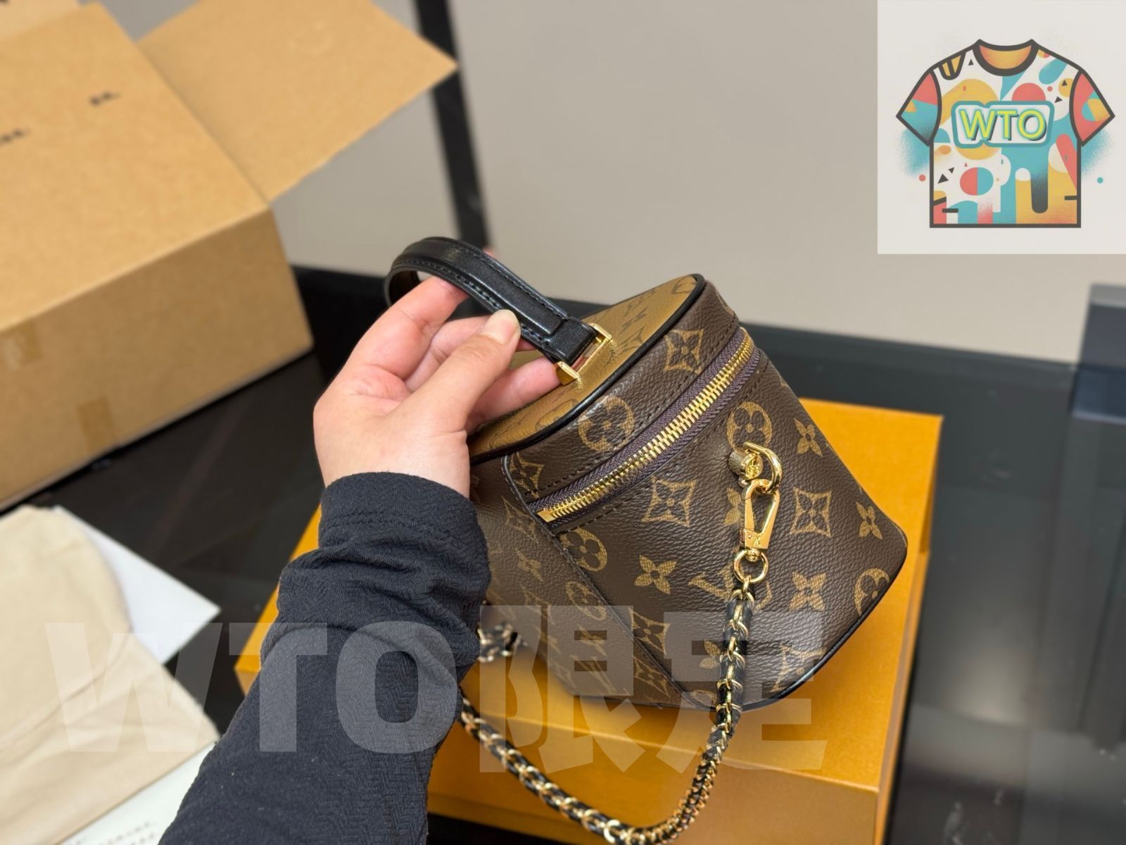 ルイヴィトン　ポーチ　美品 ヴァニティ・チェーン ポーチ モノグラム・リバース｜ルイ