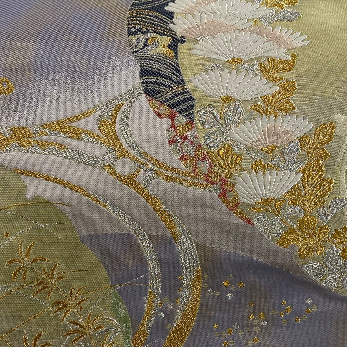 袋帯 美品 逸品 華文 花唐草 相良刺繍 金色 お太鼓柄 正絹 中古
