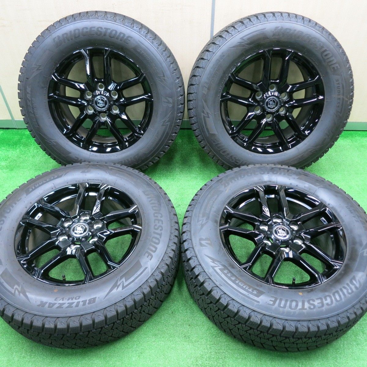[送料無料] バリ溝！23年！キレイ！9.5分ランクル等 BAREROCK KOSEI 265/65R18 スタッドレス ブリヂストン ブリザック DM-V3 ベアロック 光生 PCD139.7/6H4100102NJス