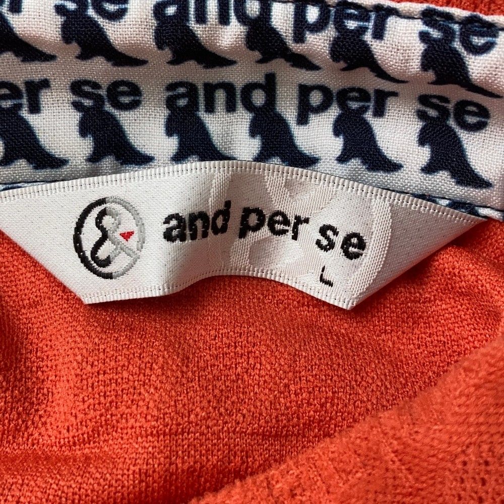 サイズ：L AND PER SE アンパスィ  半袖ポロシャツ ロゴ総柄 レッド系 [240101461511] ゴルフウェア メンズ ストスト サイズ：L AND PER SE アンパスィ 半袖ポロシャツ ロゴ総柄