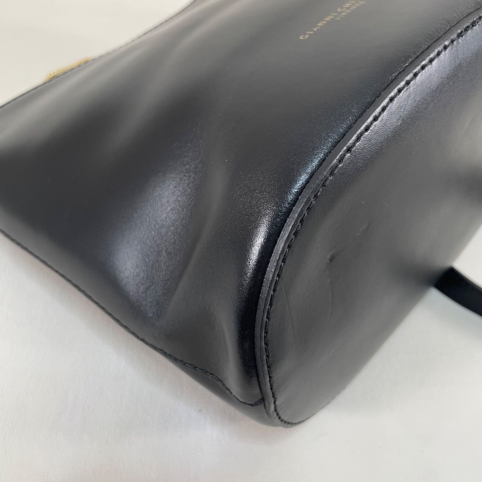 レザーショルダーバッグ