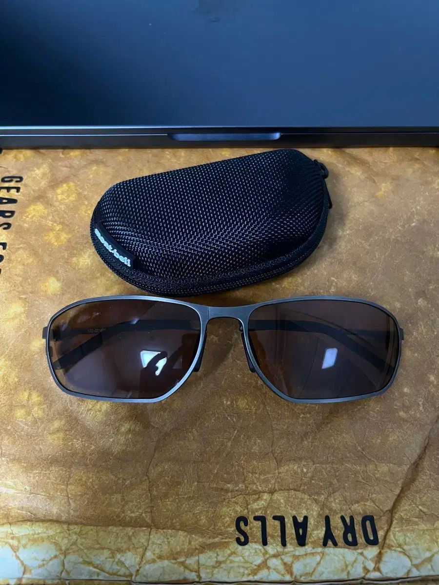 mont-bell トレッキンググラス ブラック 新品 Montbell