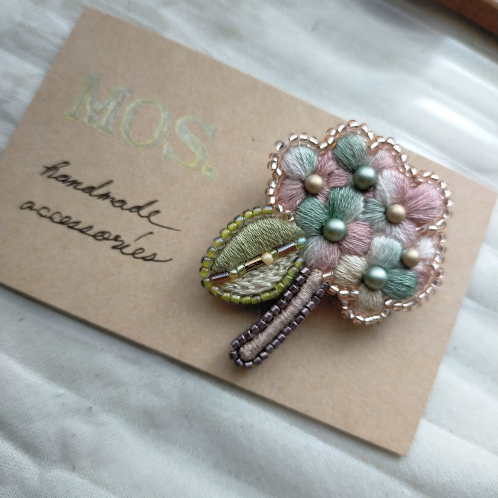 梅雨を彩る紫陽花ブローチ 手刺繍ブローチ｜ハンドメイド 