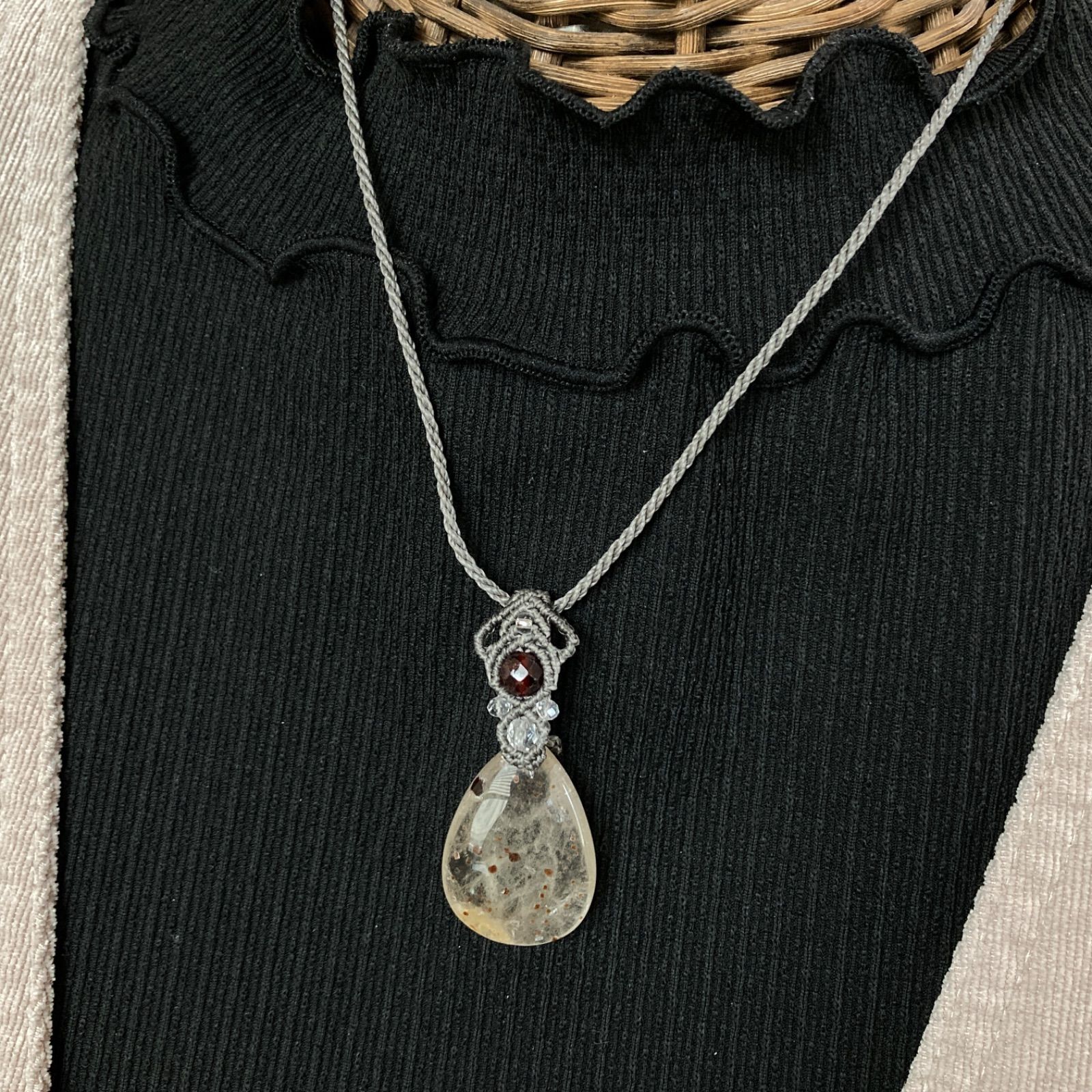 超希少ヘマタイト インタイチンルチルクォーツのマクラメペンダント