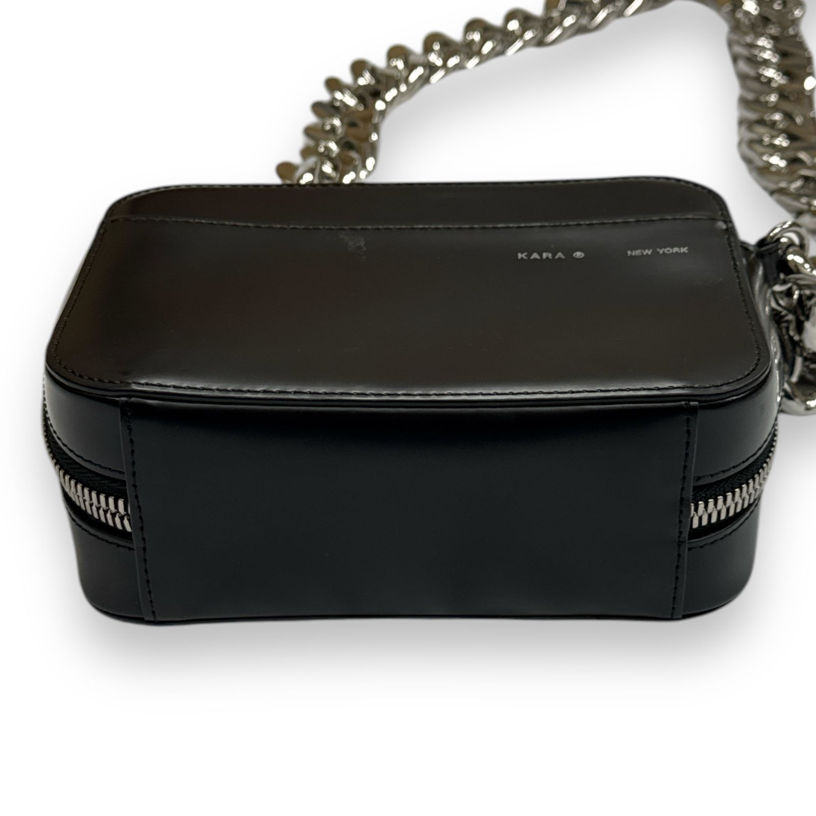KARA チェーン レザー ショルダー カメラバッグ カラ 81182A1 - メルカリ
