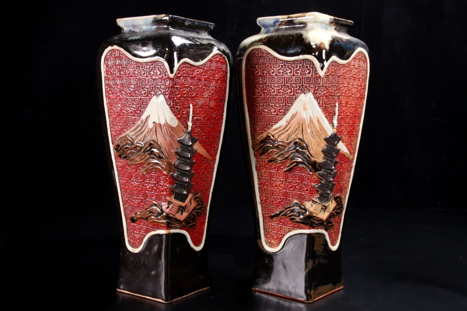 隅田焼 井上良斎 高浮彫 賢人彫刻花瓶 一対 30.5cm 花入 唐物