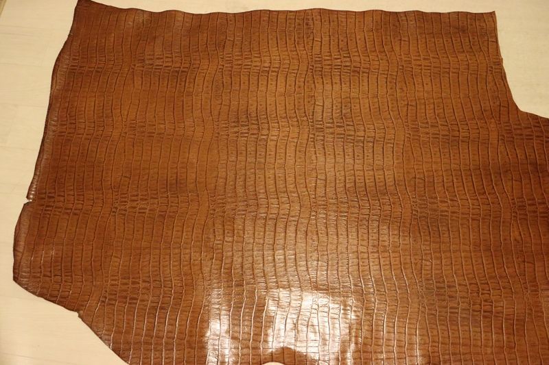 キャメルブラウン 137ds ヌメ革 ショルダーレザー 牛革 イタリア レザー クロコ型押し はぎれ 一枚革 レザークラフト 革 皮 本革 diy 生地 材料