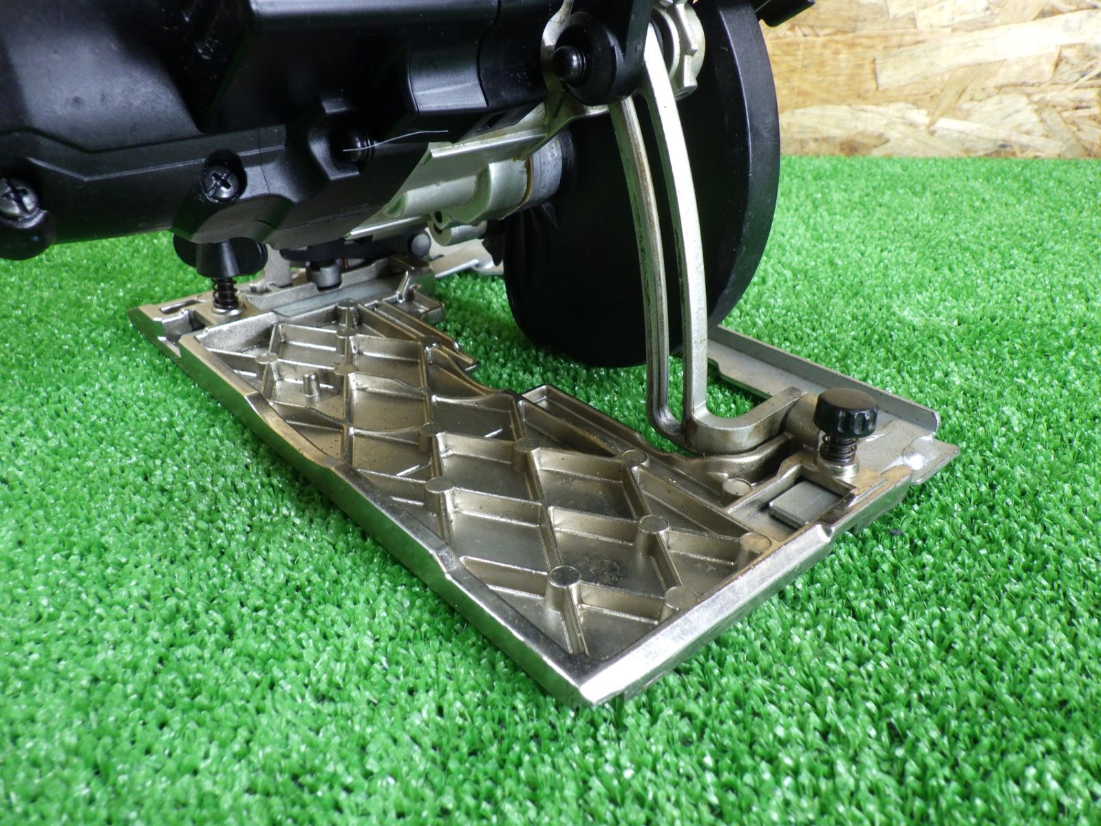 ベース曲がっています