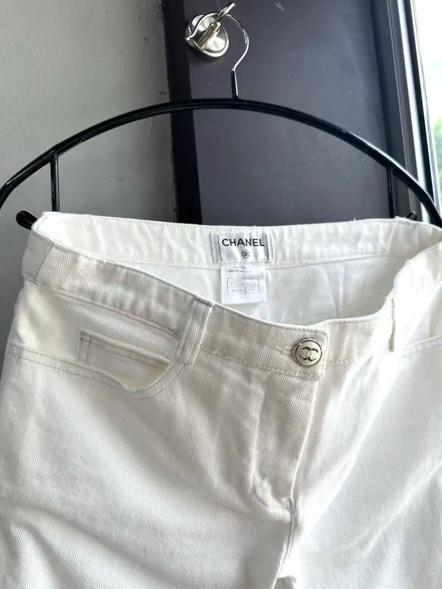 CHANEL JEANS 白36 36 ／ CHANEL(シャネル ) 白 デニム パンツ - メルカリ