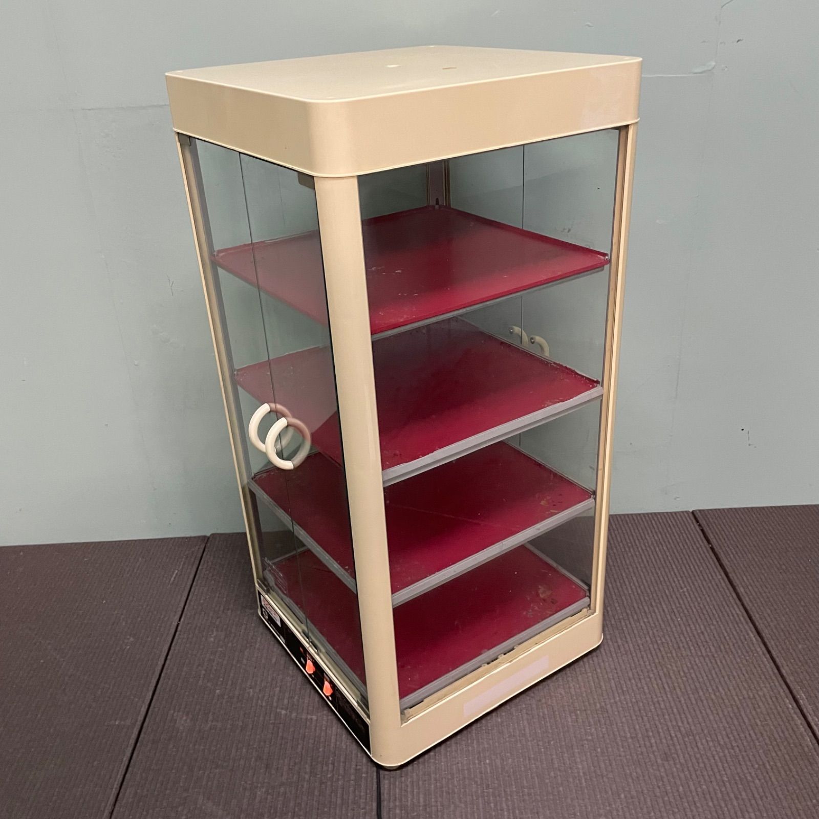 4段 ショーケース