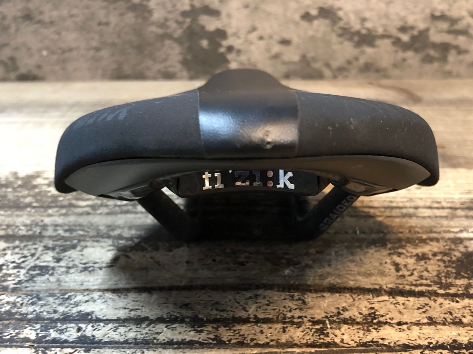 JM952 フィジーク fizik アリオネ ARIONE R1 サドル 黒 BRAIDED 126mm BRIGHTFACE_UK