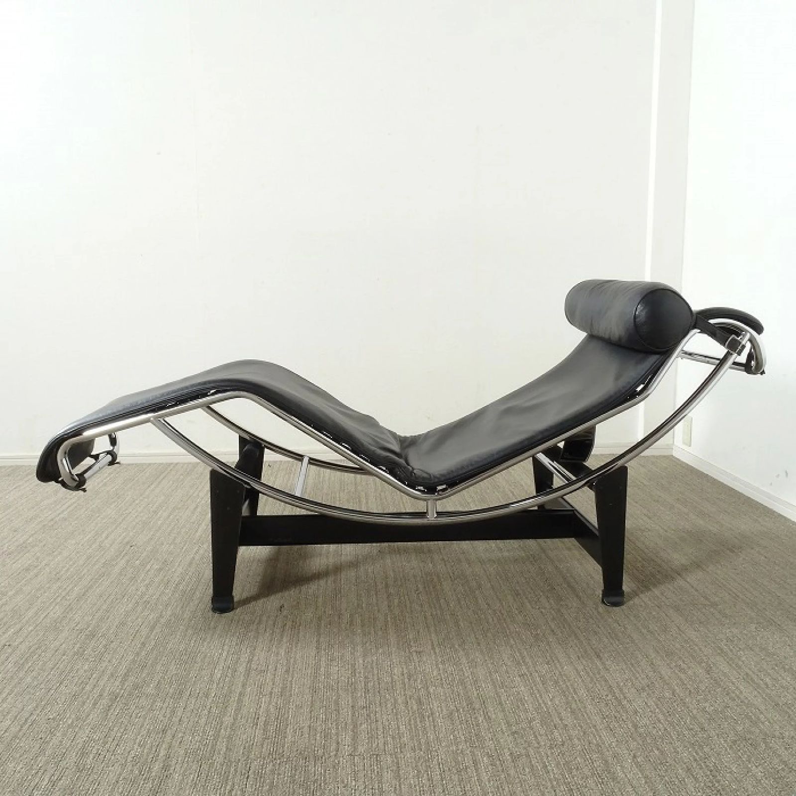 ◾︎SELUNO◾︎ 展示 Cassina カッシーナ LC4 シェ−ズロング X黒本革 123万 v746