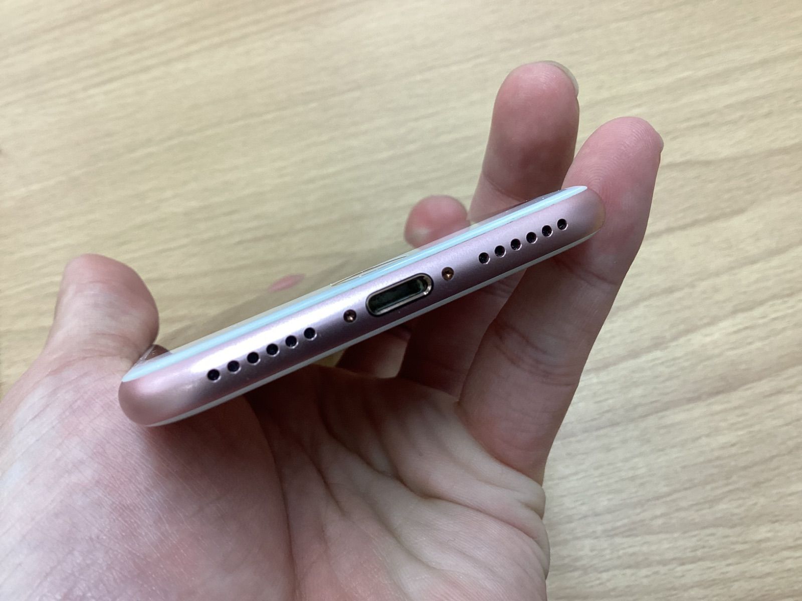 O321 Apple iPhone7 本体 128GB SIMロック解除済み・初期化済み