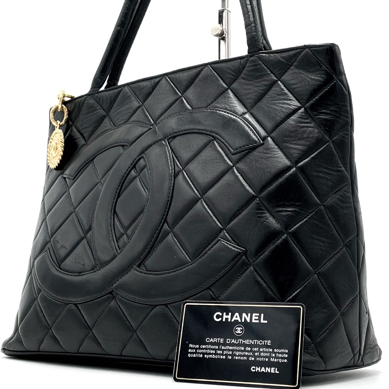 ✨希少品✨ CHANEL シャネル トートバッグ ハンドバッグ 復刻トート マトラッセ キルティング ココマーク エンボス加工 デカロゴ ゴールド金具  ギャランティーカード シリアルシール ラムスキン 肩掛け レディース ブラック 黒色 - メルカリ