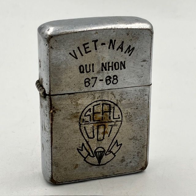 ZIPPO ジッポー ベトナム 1967年前期 TOUCHE? 2人の足裏 ZIPPO ジッポー ベトナム 1967年前期 TOUCHE? 2人の足裏
