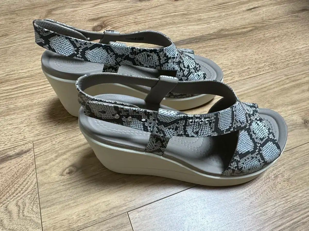 crocs