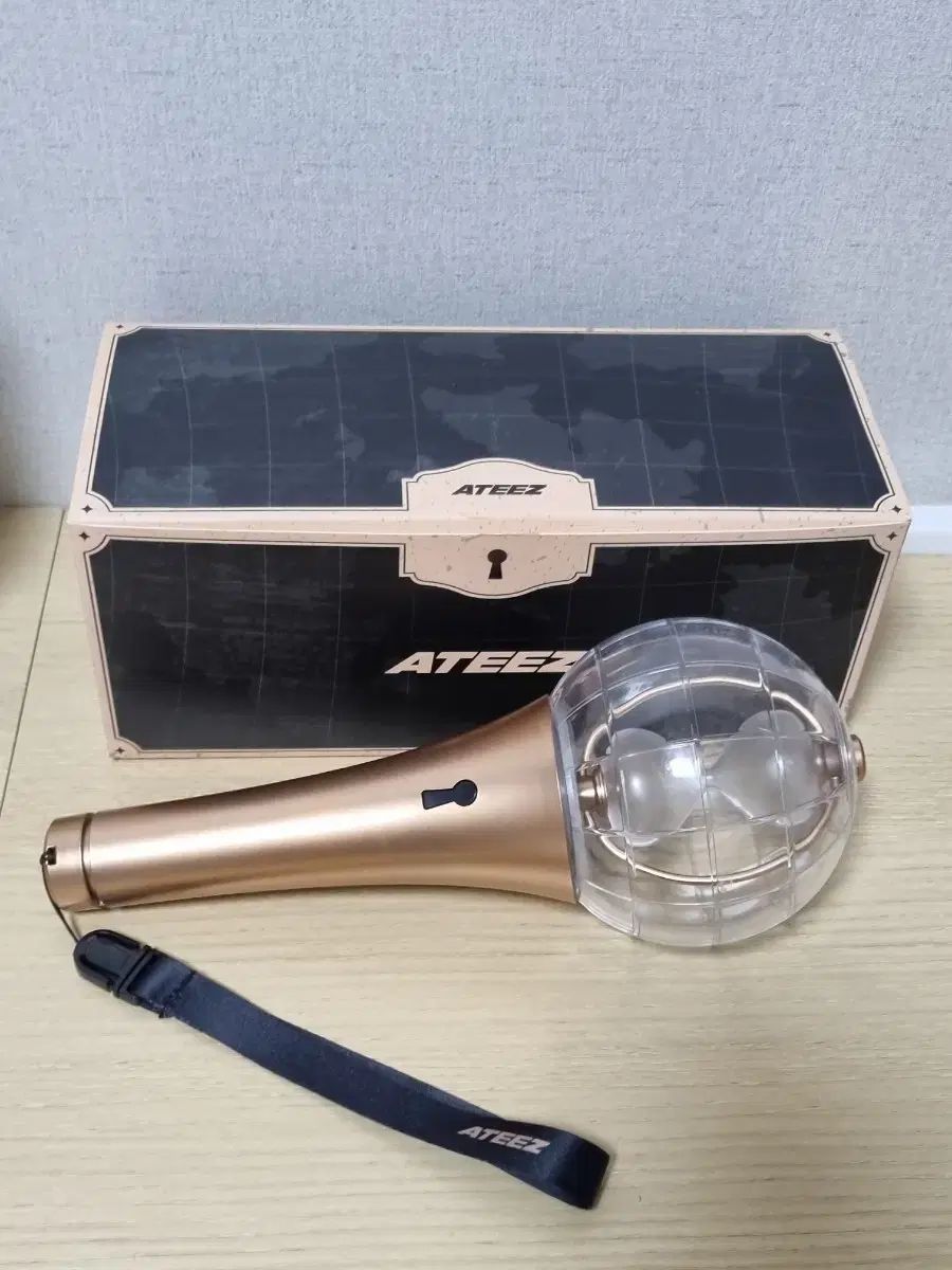 ATEEZ(エイティーズ・アチズ) ライティニ ペンライト 出品