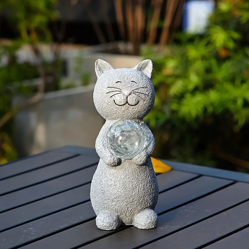 太陽光充電式可愛い猫のガーデン置物 - 屋外用のエコフレンドリー樹脂製デコレーション
