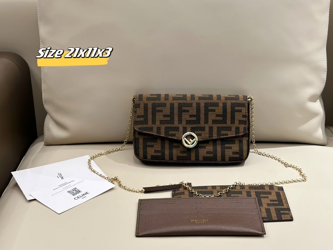 国内発送フェンディ カン I FENDI】Kan I レザークロスボディバック