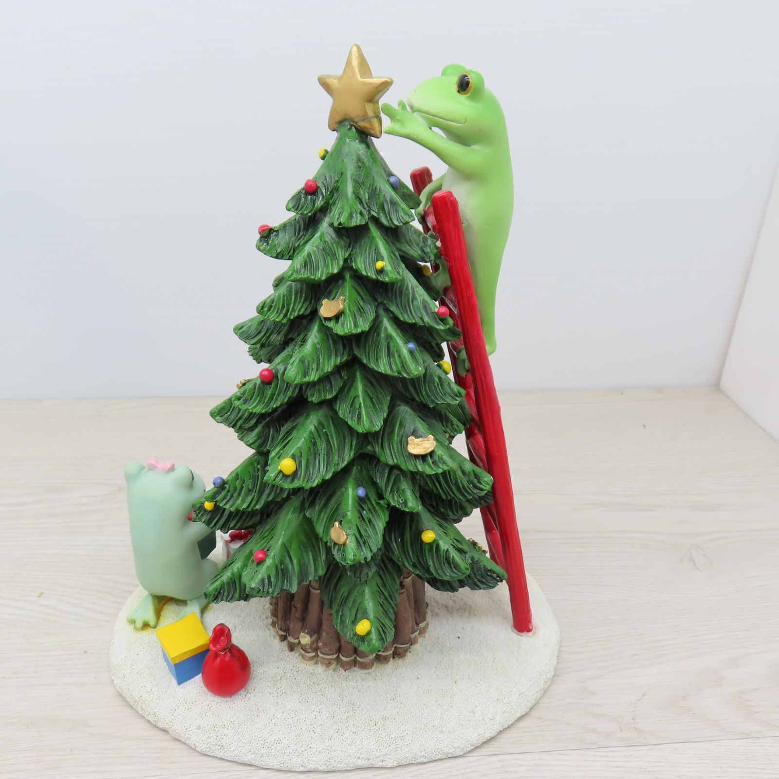 カエルの置物 コポー カエル ガーデン クリスマスツリーを抱える