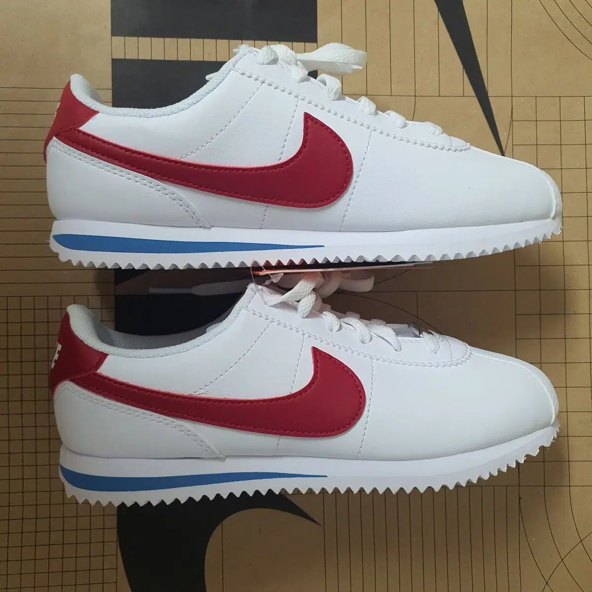 NIKE